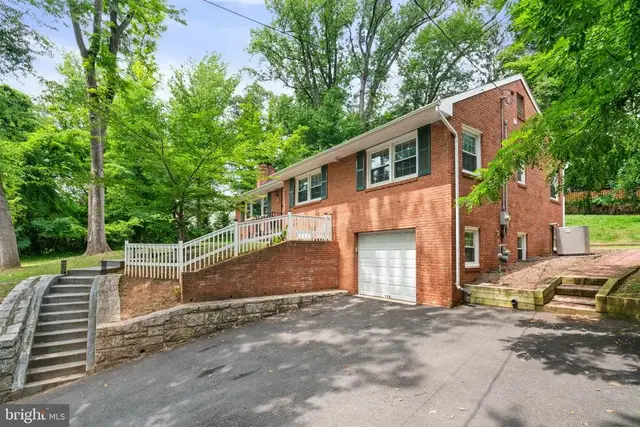 709 E Broad St, Falls Church