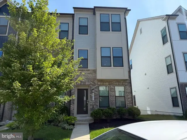 221 Narrowleaf Way, Laurel