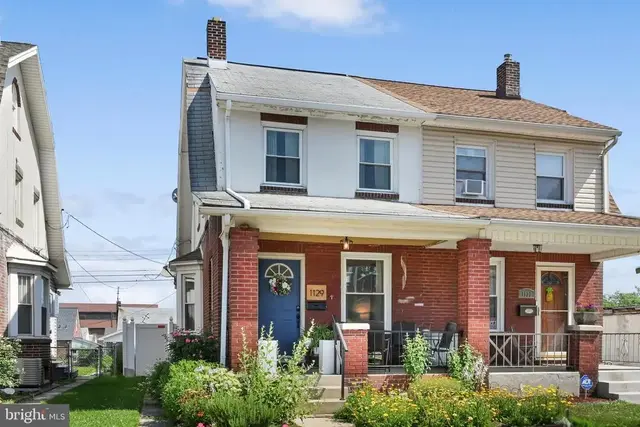 1129 E South St, York