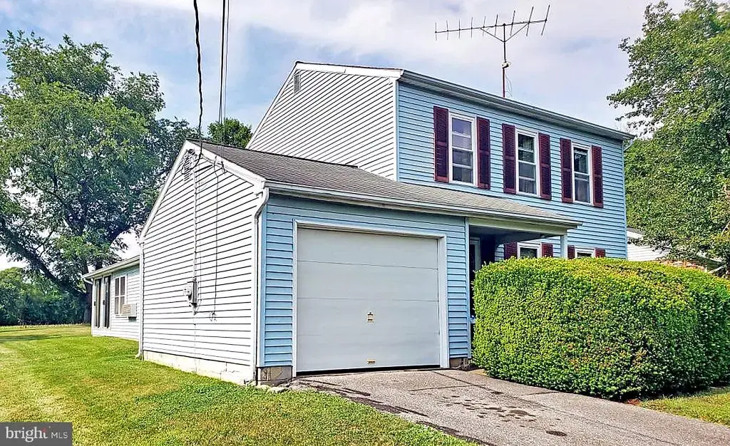 914 W Fairway Dr, LANCASTER