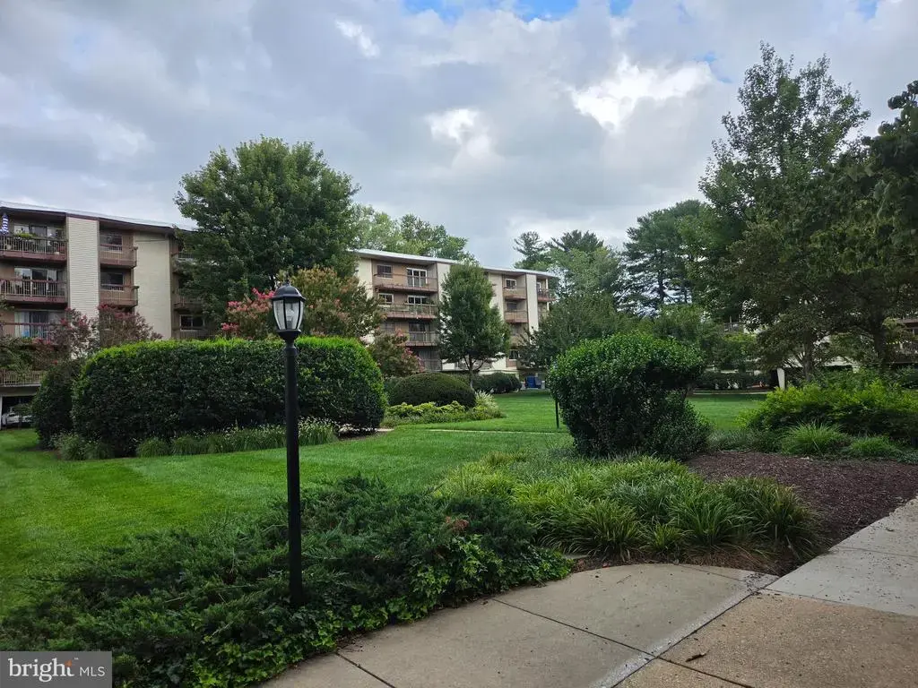 7420 Lakeview Dr #w103, BETHESDA