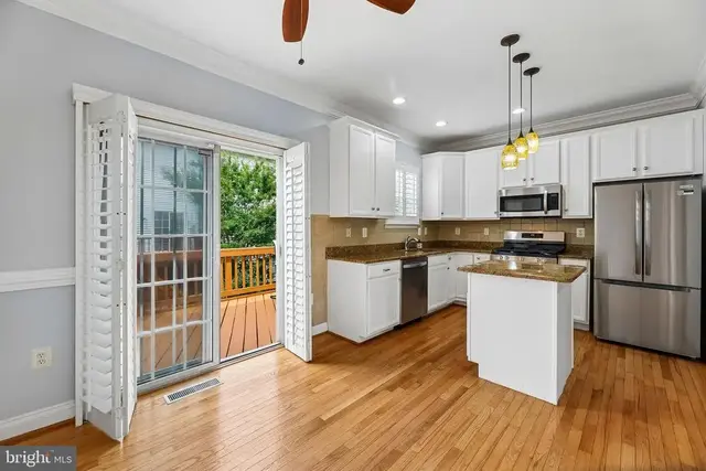 113 Meadows Ln, Alexandria
