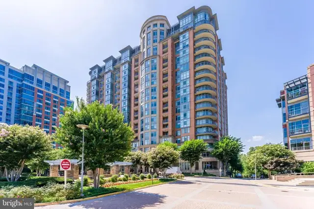 8220 Crestwood Heights Dr #105, Mclean