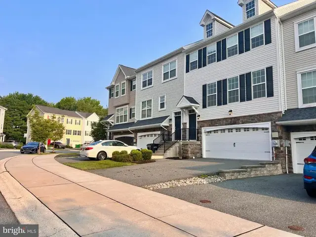 654 Jacobsen Cir, Newark