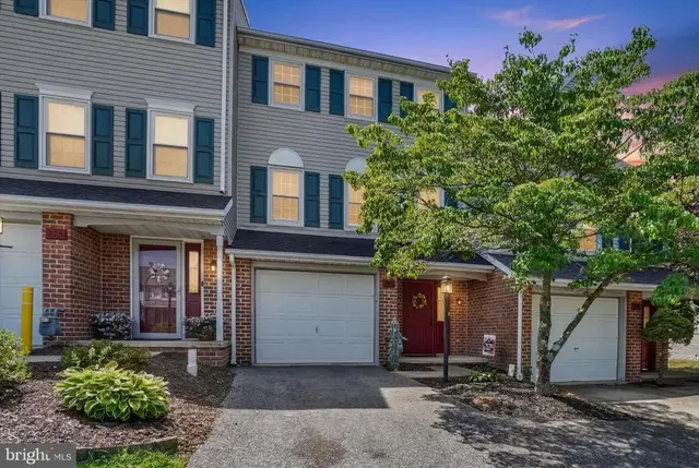 765 Robin Hill Cir, York