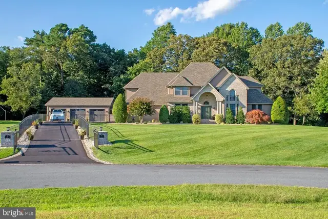 19 Lake Crest Dr, Milford