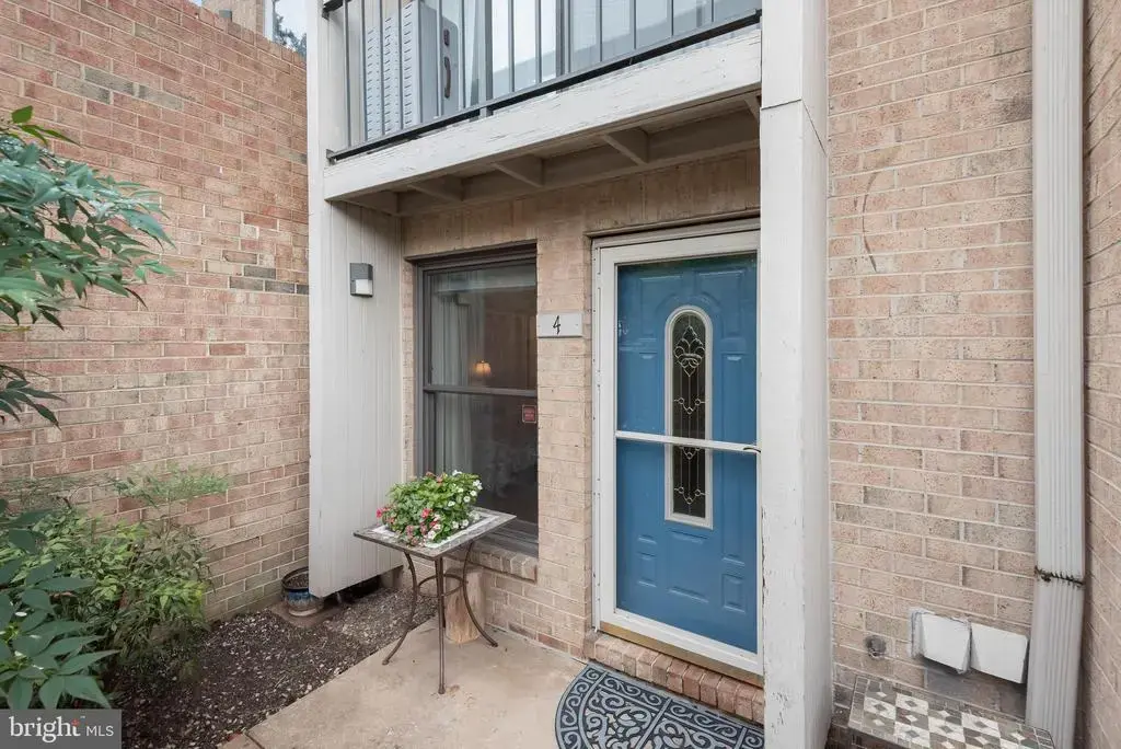 4 Dudley Ct, BETHESDA
