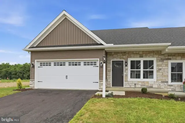 234 Pilgrim Dr, Lancaster