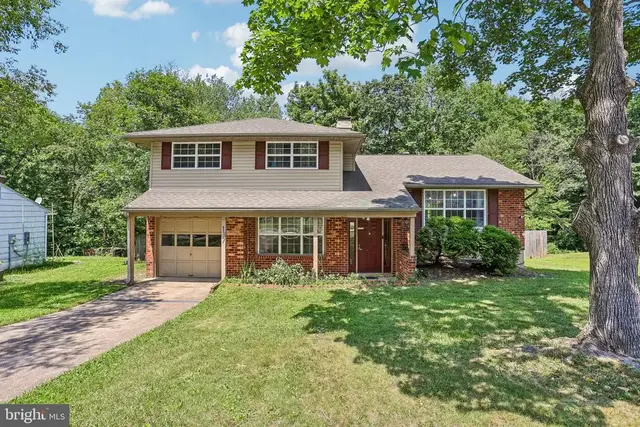 137 Woodshade Dr, Newark