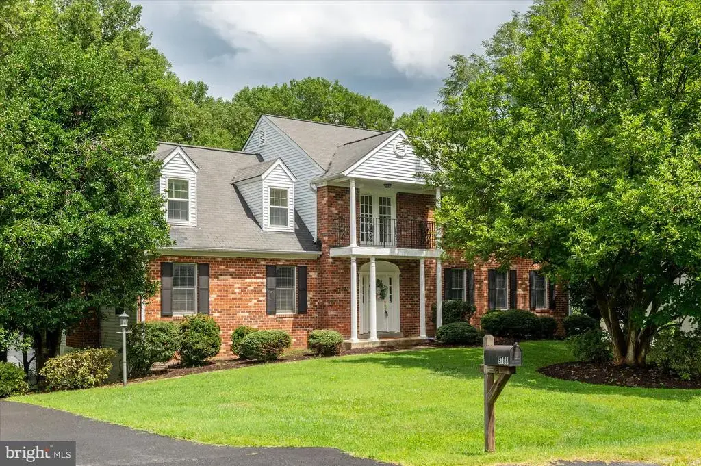 9708 Locust Hill Dr, GREAT FALLS