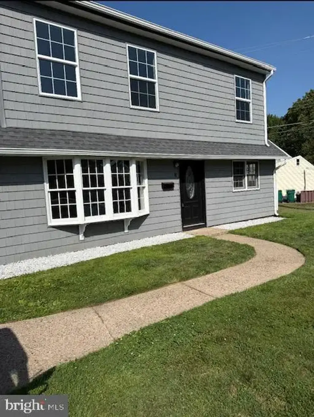 8 Parkside Cir, LEVITTOWN