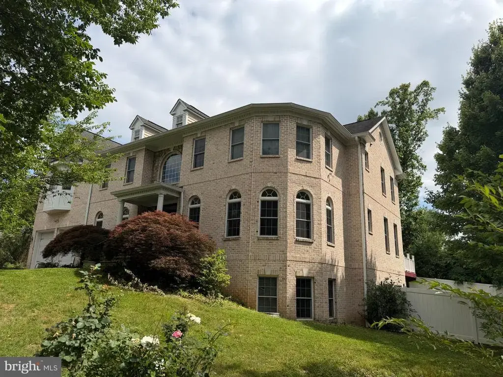 6529 Fairlawn Dr, MCLEAN