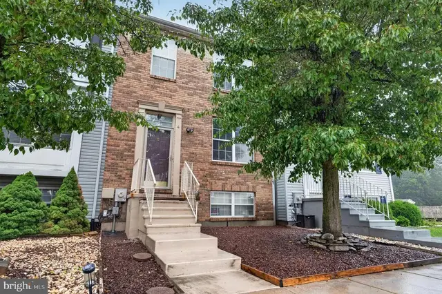 4 Versailles Ct, Newark