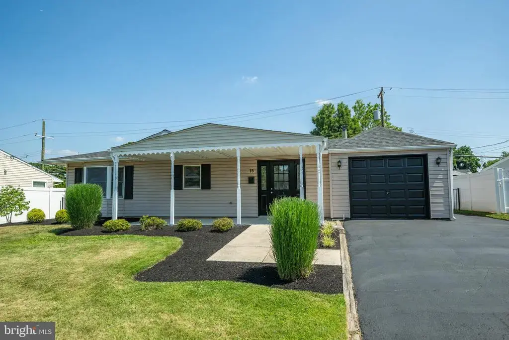 15 Indian Park Rd, LEVITTOWN