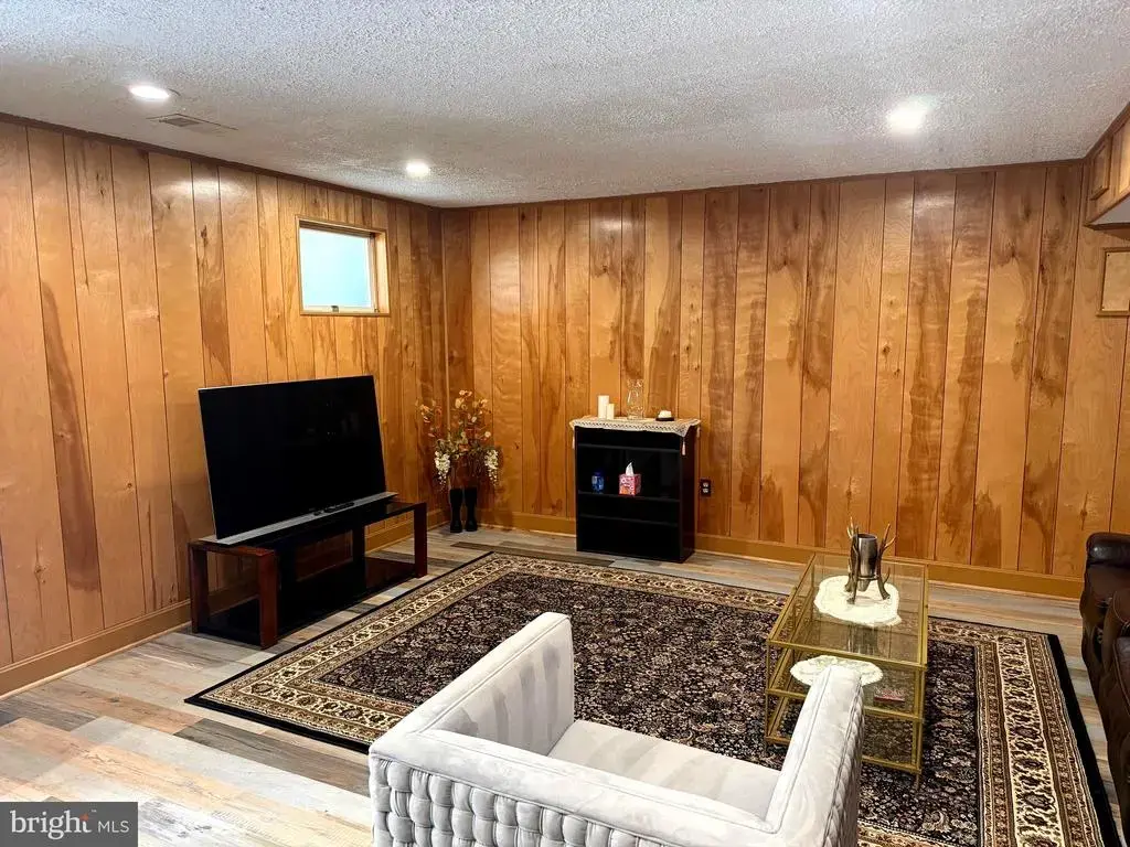 7428 Mason Ln, FALLS CHURCH