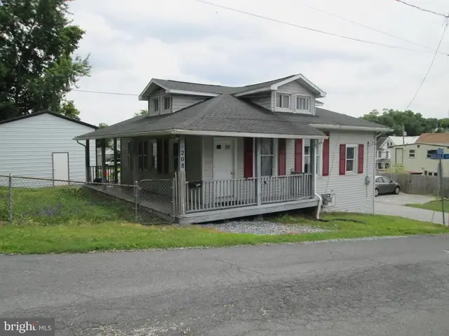 1208 Locust St, Enola