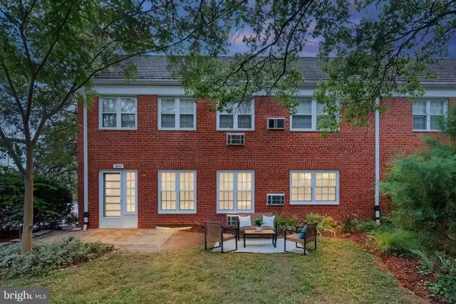 3210 Martha Custis Dr, Alexandria