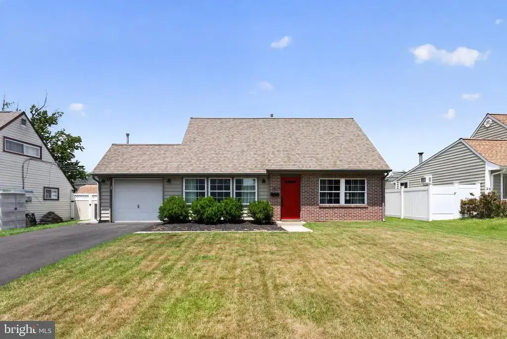 50 Middle Rd, LEVITTOWN