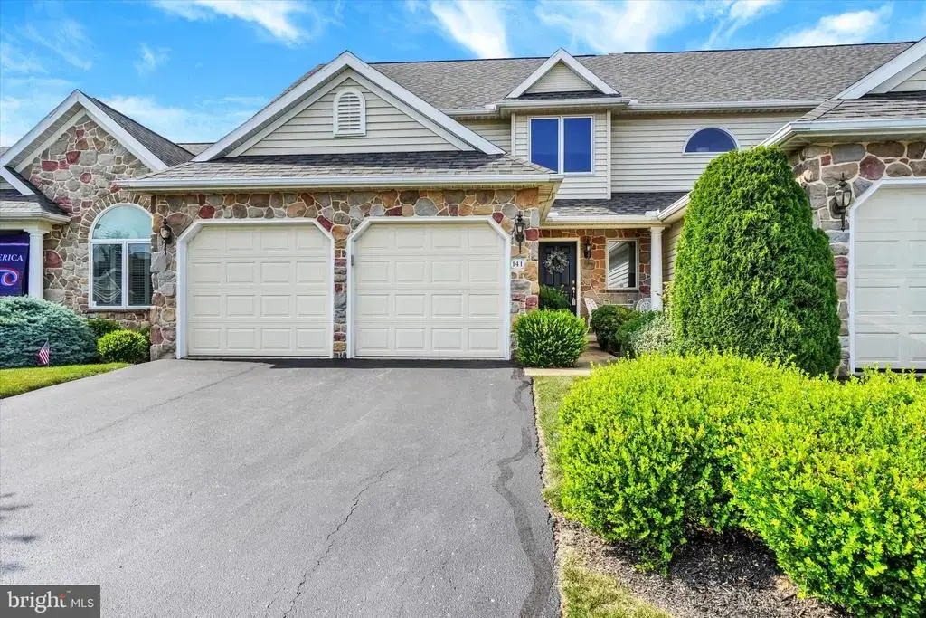 141 Fountain Dr, YORK