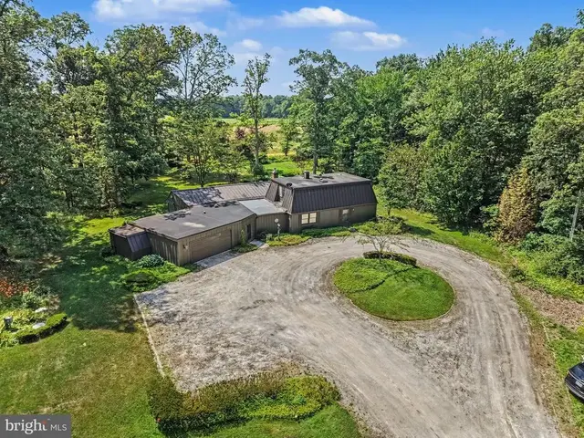 555 Studebaker Ln, New Oxford