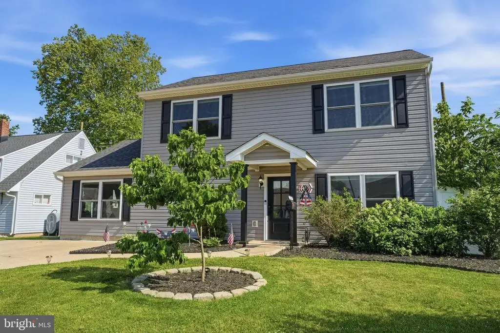 24 Idolstone Rd, LEVITTOWN