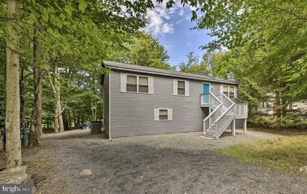 327 Country Place Dr, TOBYHANNA