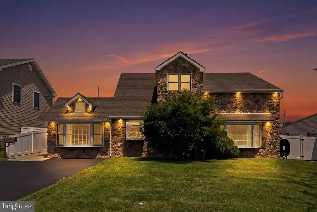10 Granite Rd, LEVITTOWN