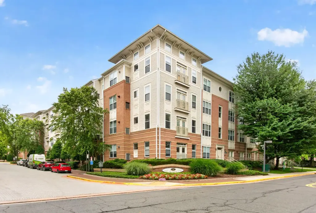 9486 Virginia Center Blvd #321, VIENNA