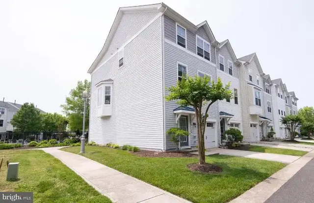 329 Shipyard Dr, Cambridge