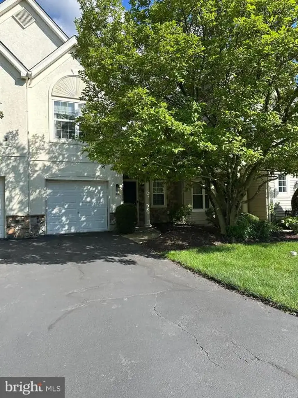 203 Oaktree Ct, WARWICK