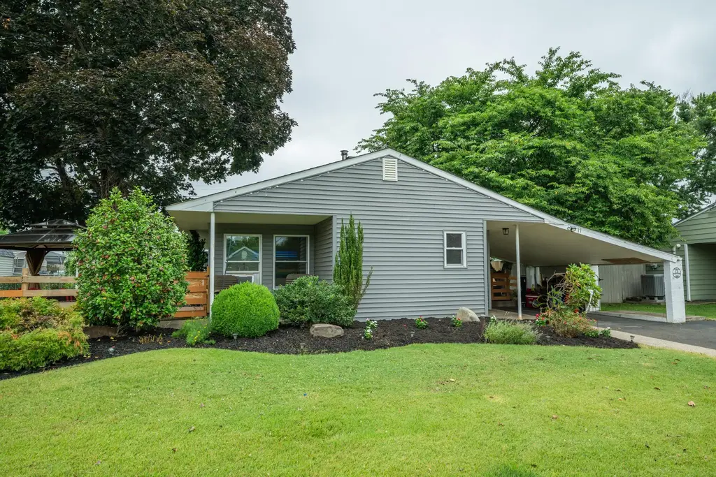 15 Elm Ln, LEVITTOWN