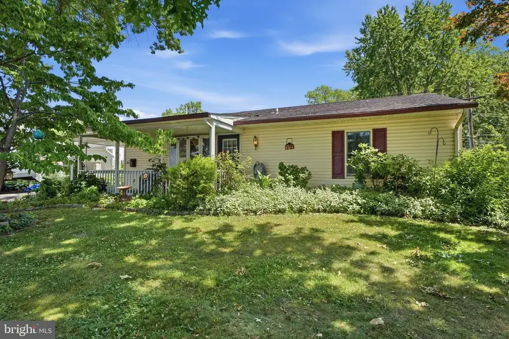 70 Tall Pine Ln, LEVITTOWN