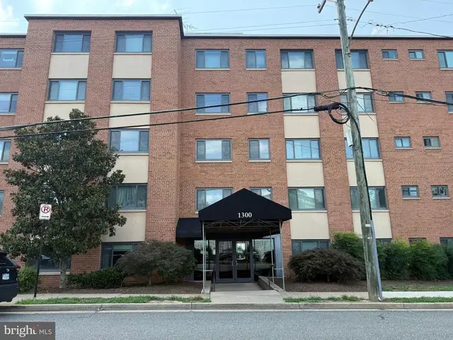 1300 S Arlington Ridge Rd #512, Arlington