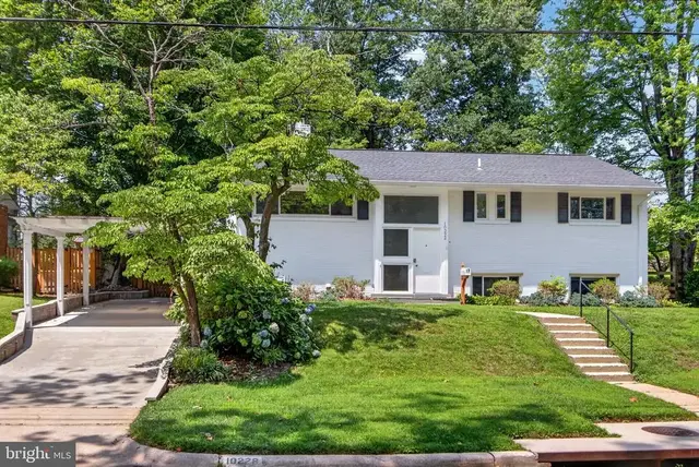 10228 Hatherleigh Dr, Bethesda