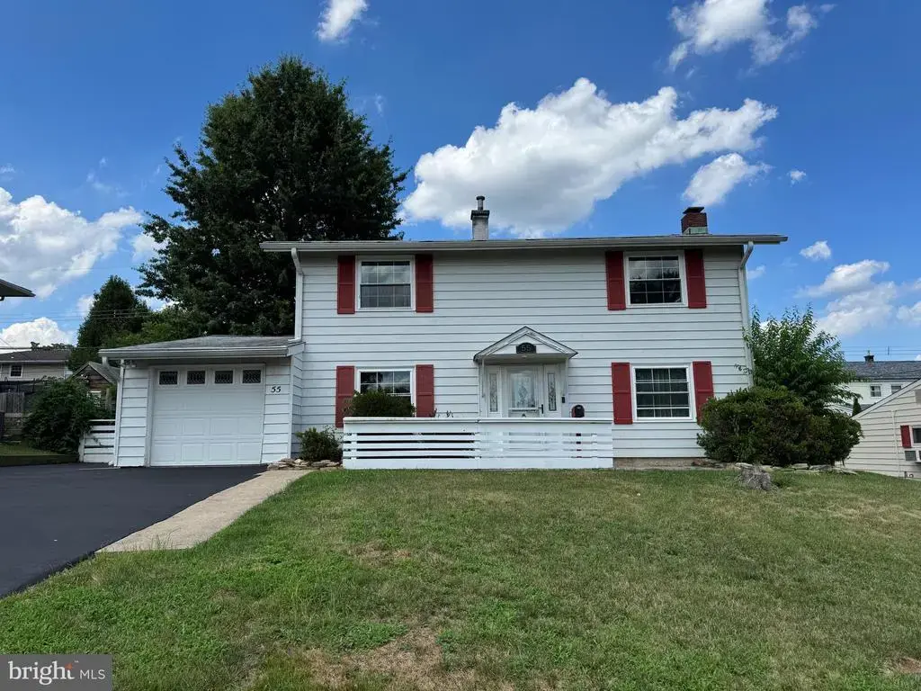55 Tweed Rd, LEVITTOWN