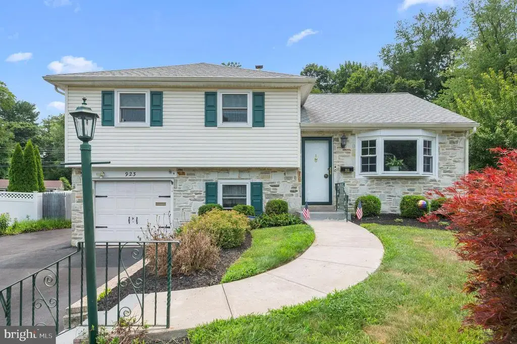 923 Carlin Dr, SOUTHAMPTON