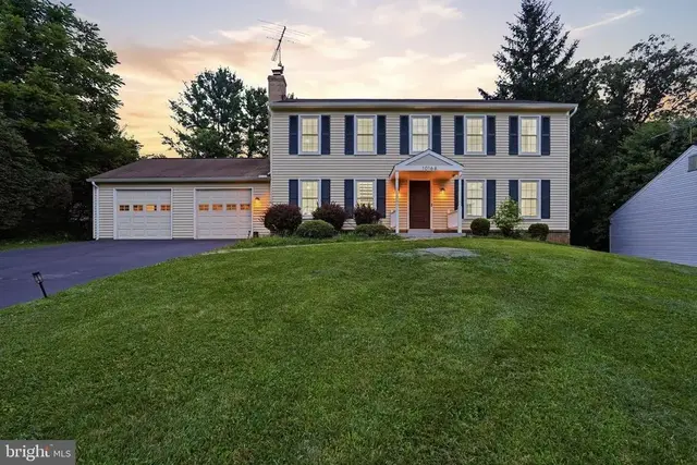 10166 Yorktown Way, Great Falls