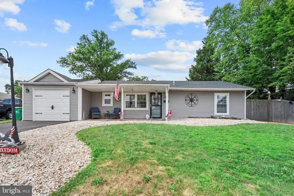 29 Favored Ln, LEVITTOWN