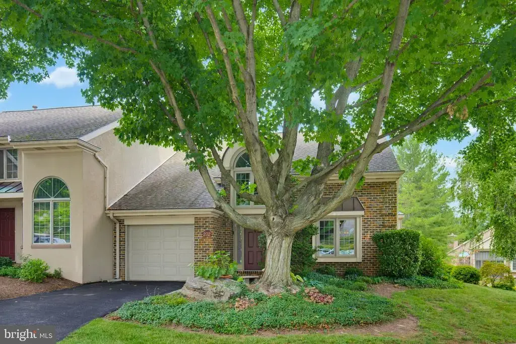 232 Willow Valley Dr, LANCASTER