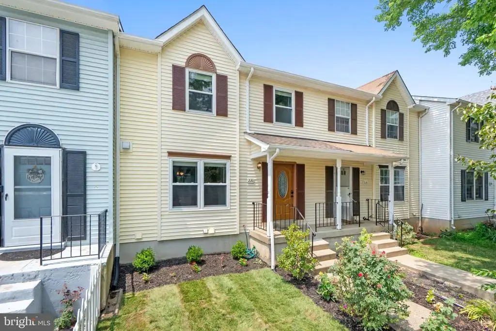 220 Meadows Ln Ne, LEESBURG