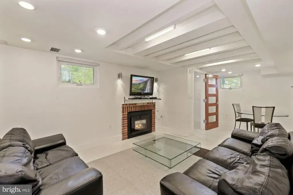 3640 Everett St Nw, WASHINGTON