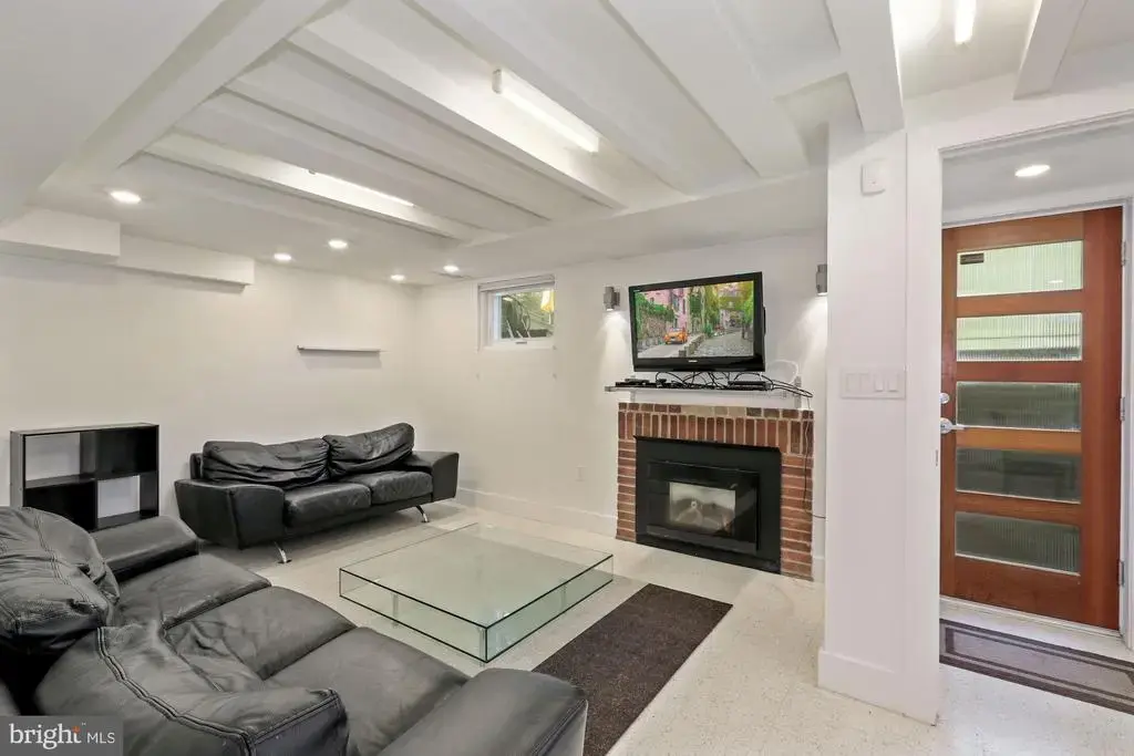 3640 Everett St Nw, WASHINGTON
