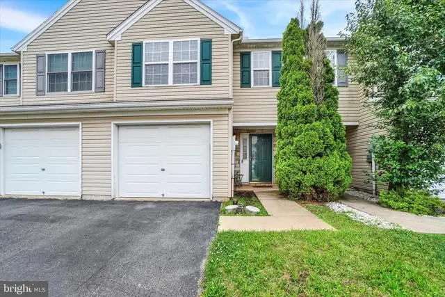 320 Fisher Dr, York