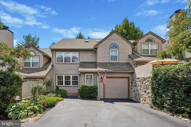 34 Manchester Ct, Berwyn