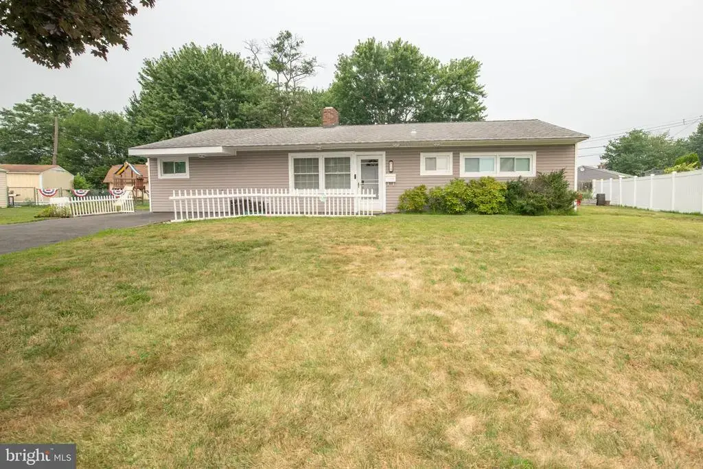 51 Serpentine Ln, LEVITTOWN