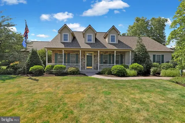 8 Bentley Ln, Lancaster