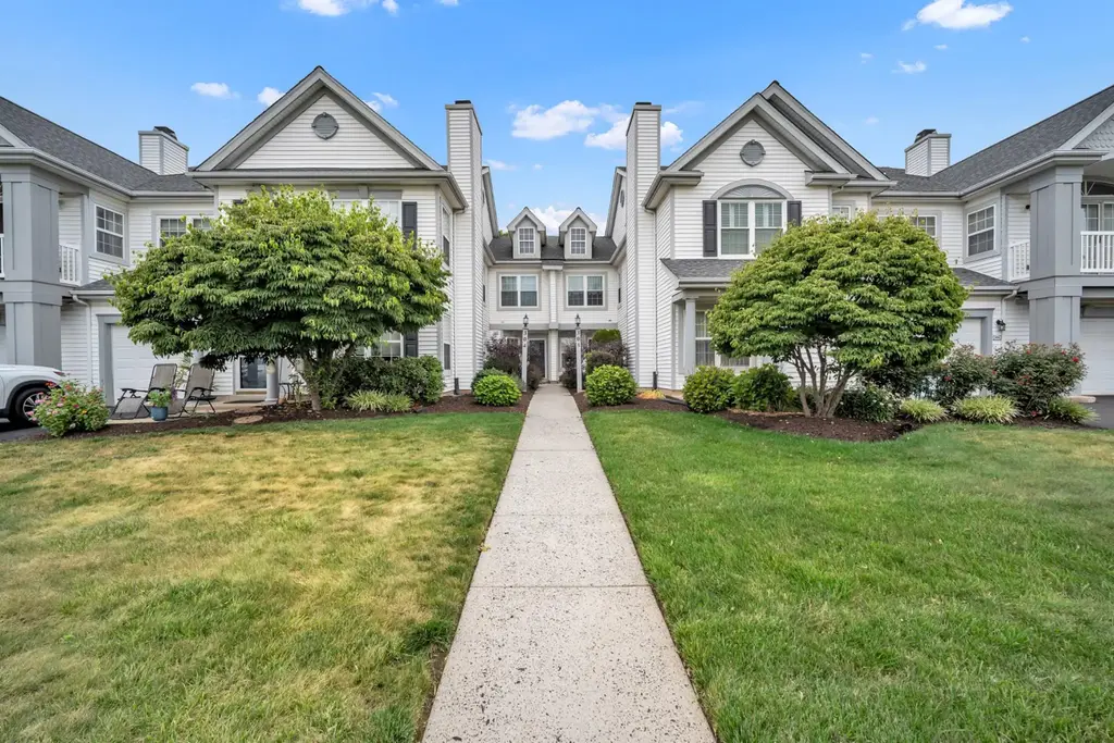305 Crossroads Dr, WARWICK