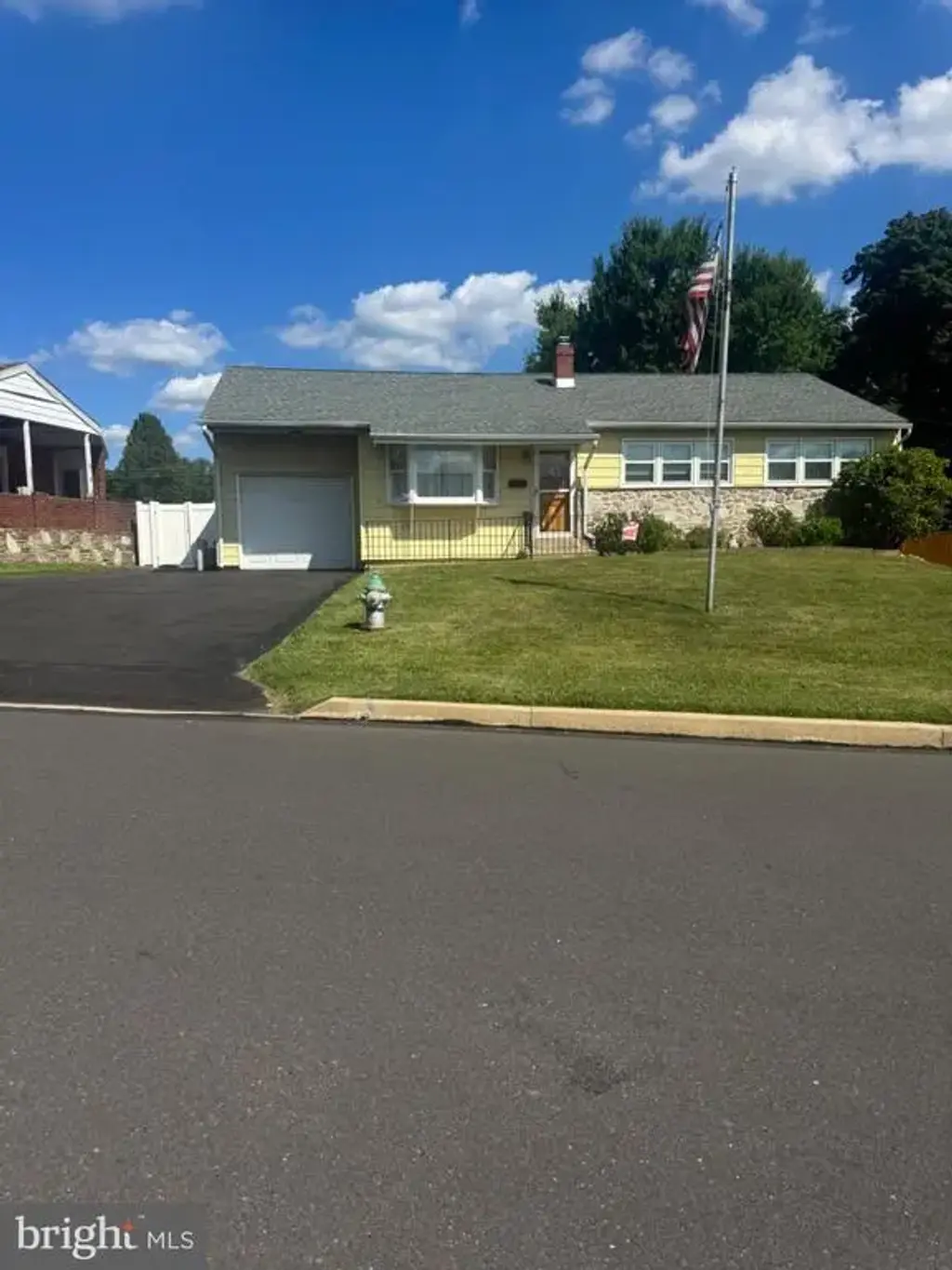 1243 Hiview Dr, SOUTHAMPTON