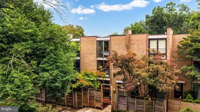 11471 W Washington Plz W, Reston