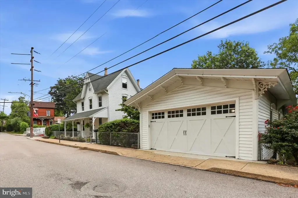 733 Main St, BROOKHAVEN